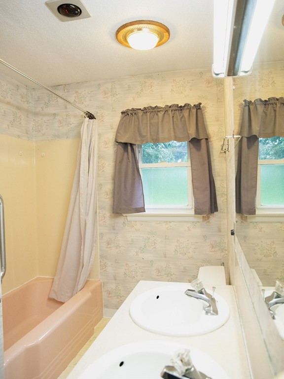 3795 Lyell Road Gates, NY 14606 - Photo 11 of 34