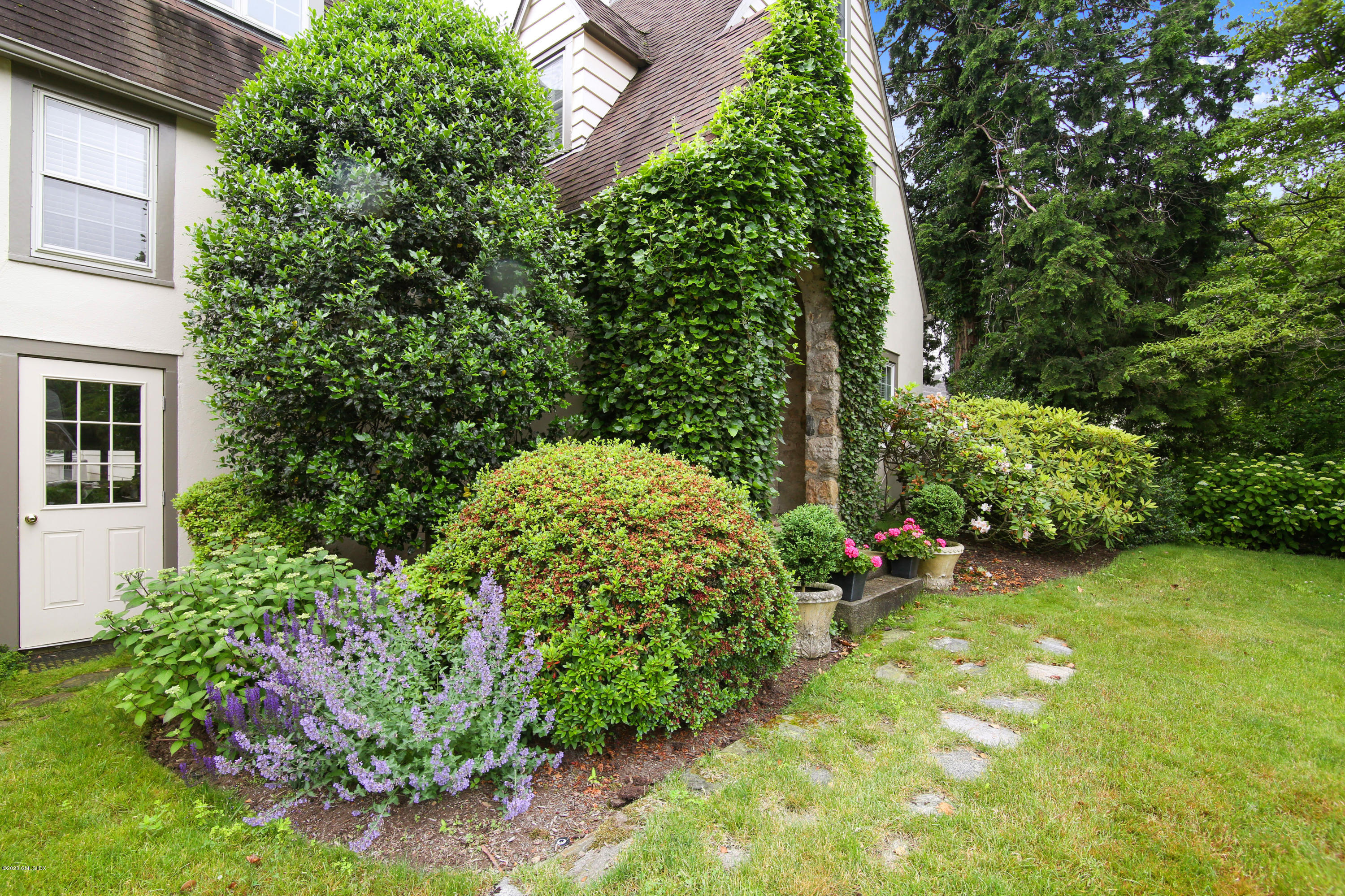 38 Oval Avenue Riverside, CT 06878 - Photo 2 of 33 a view of a garden with plants