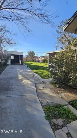 a view of a back yard