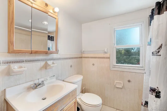 a view of a livingroom with furniture