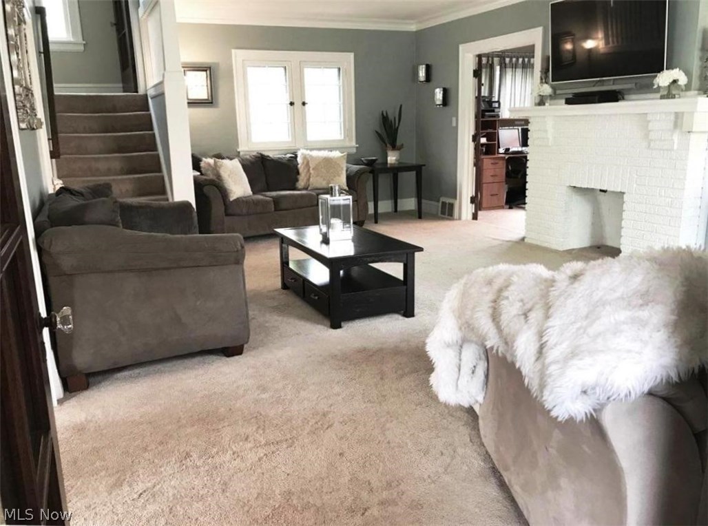 3340 Clarendon Road Cleveland, OH 44118 - Photo 3 of 24 Living room