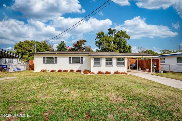 a view of a yard in front of a house