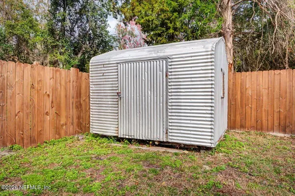 a view of a backyard