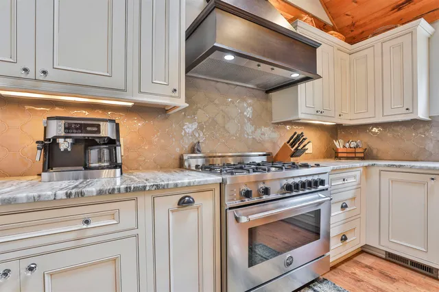 $639,900 | 46 Oak Hill Road, Brookline, NH 03033