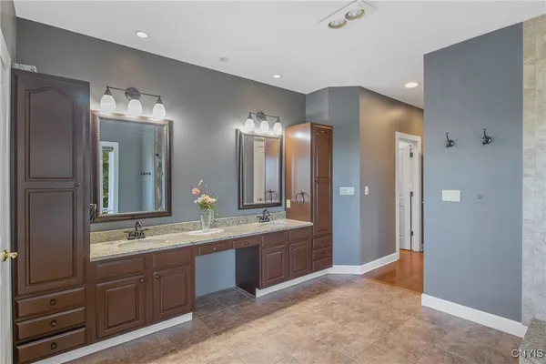 $824,900 | 6923 Kassonta Drive, Pompey, NY 13078