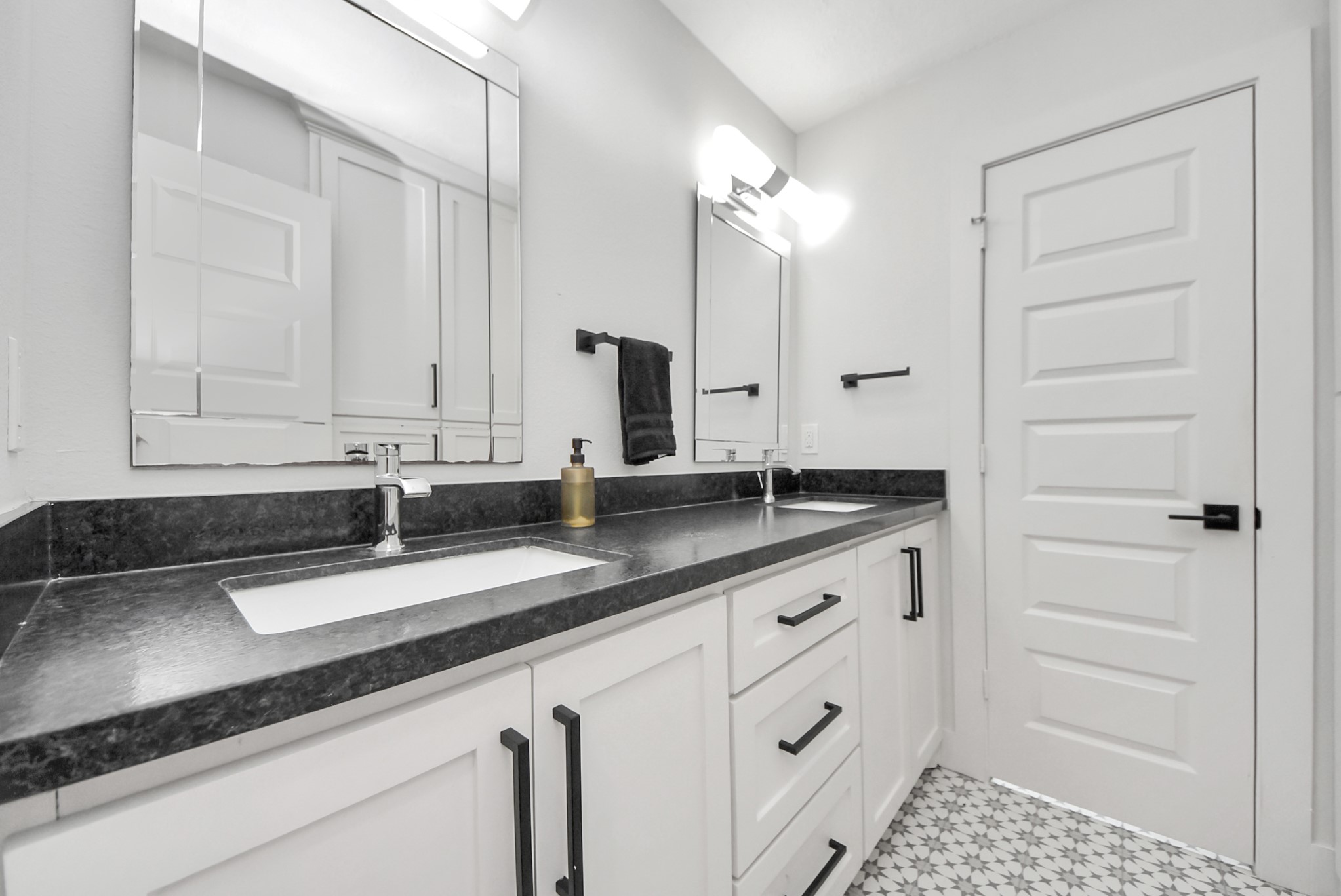 9731 Clanton Street Houston, TX 77080 - Photo 30 of 41 Second Bath (Jack & Jill Style)