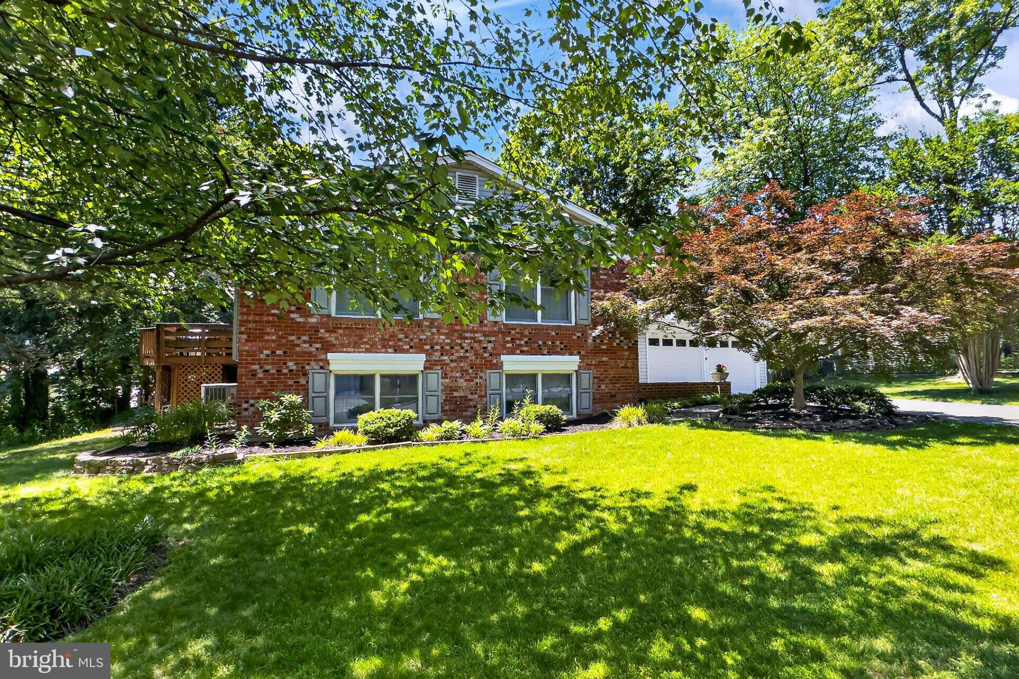 6908 Rochambeau Place Springfield, VA 22153 - Photo 3 of 70 Grassy, level front yard