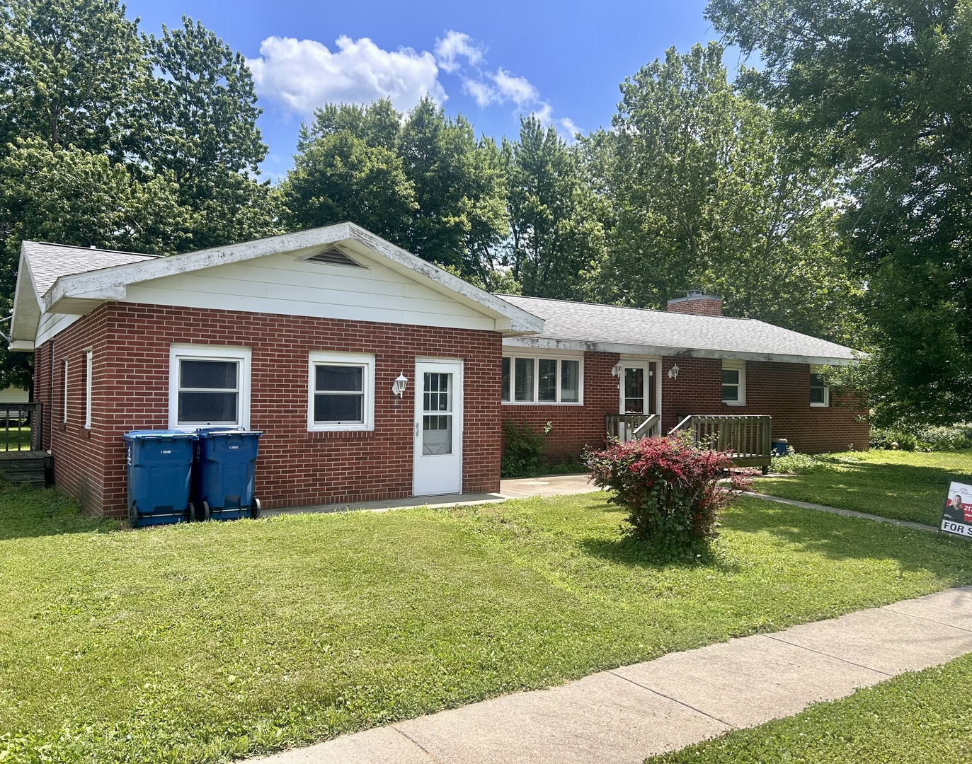 103 South Walnut Street Arrowsmith, IL 61722 - Photo 2 of 39 a front view of house with yard and green space