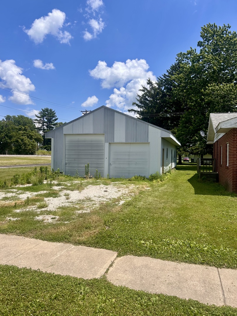 103 South Walnut Street Arrowsmith, IL 61722 - Photo 3 of 39 a view of a house with a yard