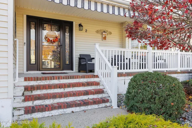 a view of entryway with a front door