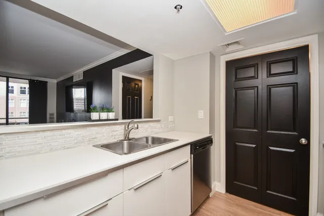 $2,200 | 3525 Sage Road, Unit 514, Houston, TX 77056