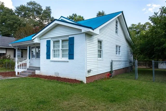 a view of a house with a backyard