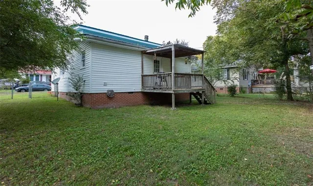 a view of a house with a backyard
