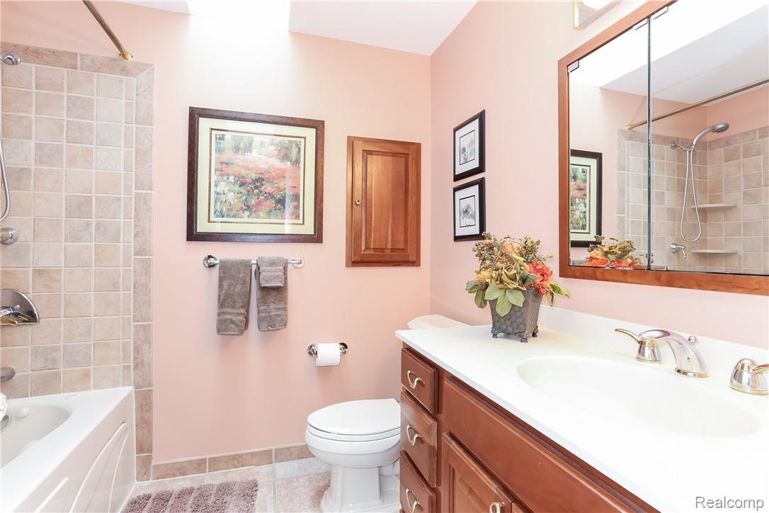 2317 Bunker Hill Road Rochester, MI 48309 - Photo 19 of 25 19 Bathroom.jpg