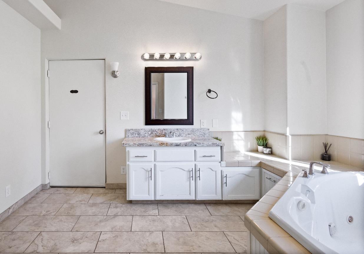 35171 Sand Creek Road Squaw Valley, CA 93675 - Photo 15 of 34 Bathroom upstairs connected to the Primary Bedroom