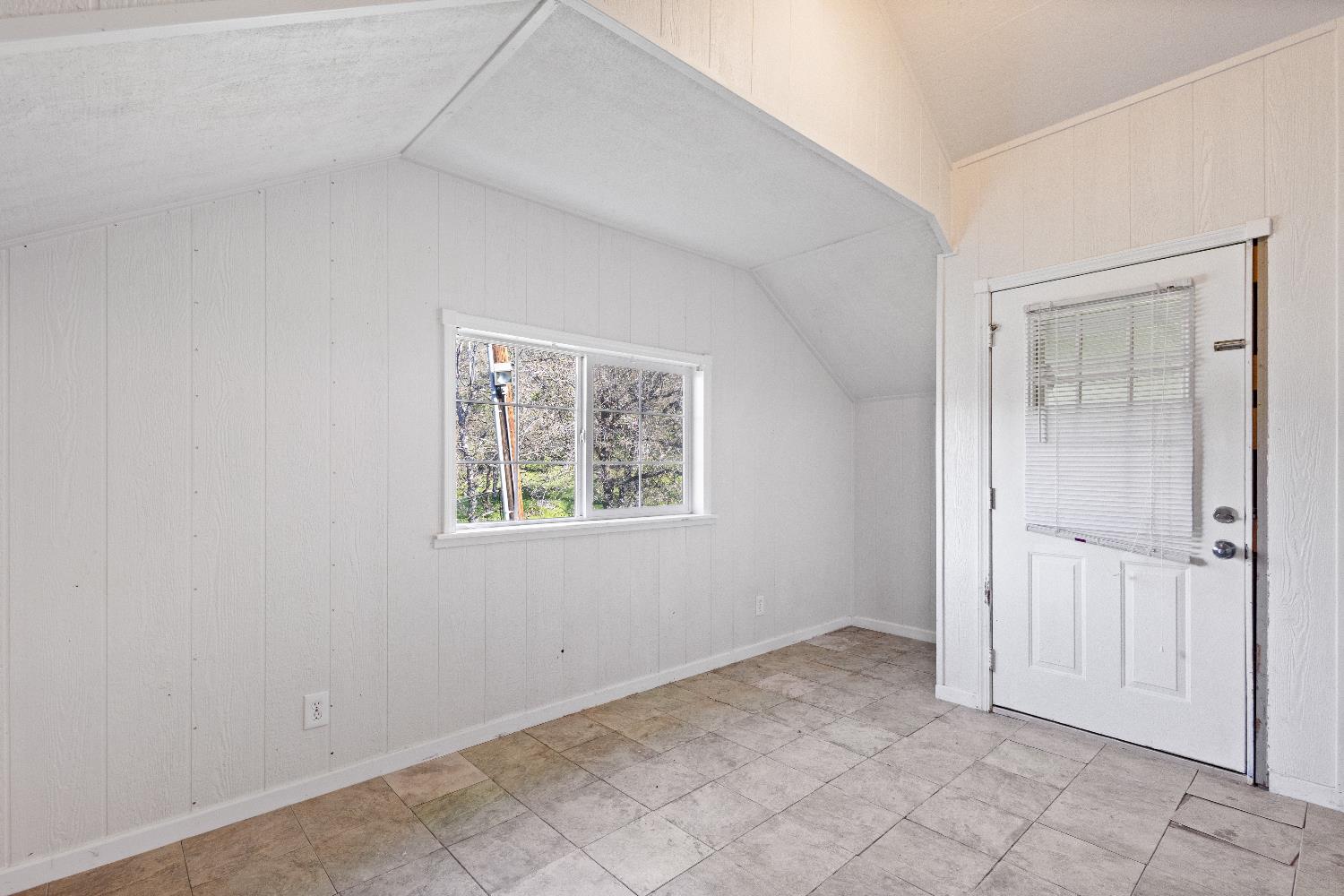 35171 Sand Creek Road Squaw Valley, CA 93675 - Photo 17 of 34 Bonus space upstairs with backyard access