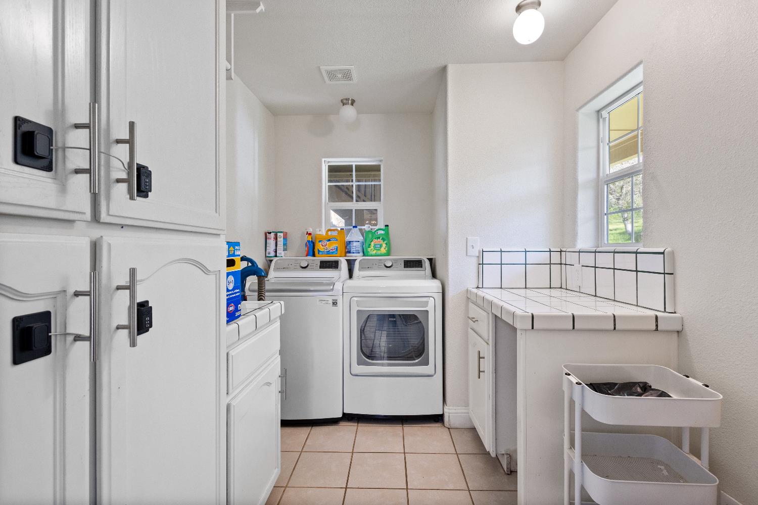 35171 Sand Creek Road Squaw Valley, CA 93675 - Photo 22 of 35 a utility room with dryer and washer