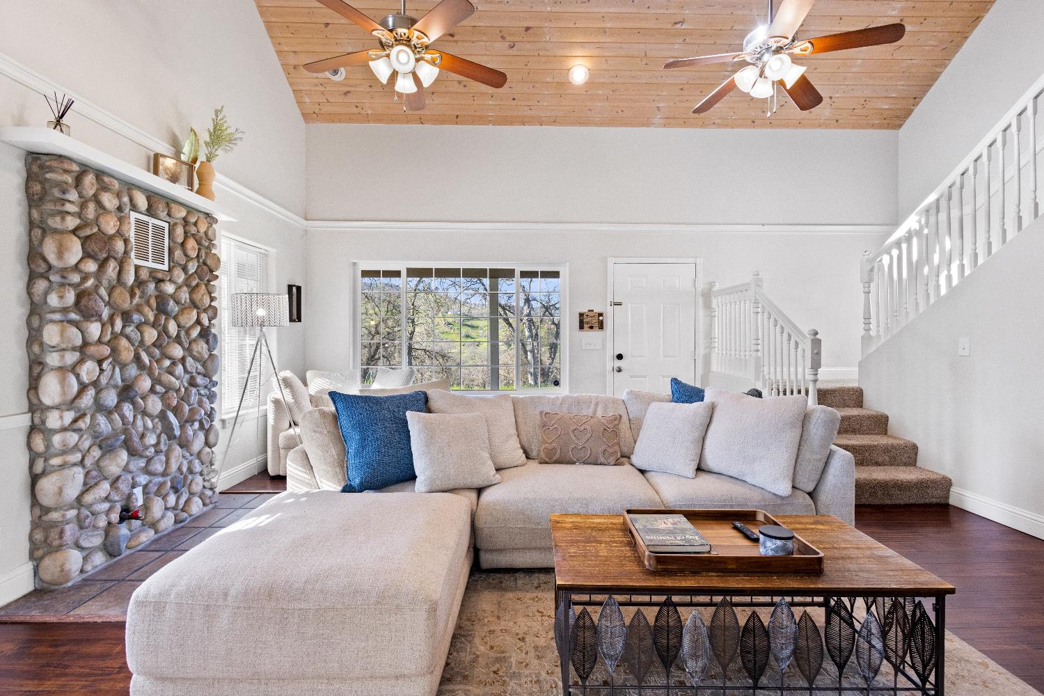 35171 Sand Creek Road Squaw Valley, CA 93675 - Photo 3 of 35 a living room with furniture and a chandelier