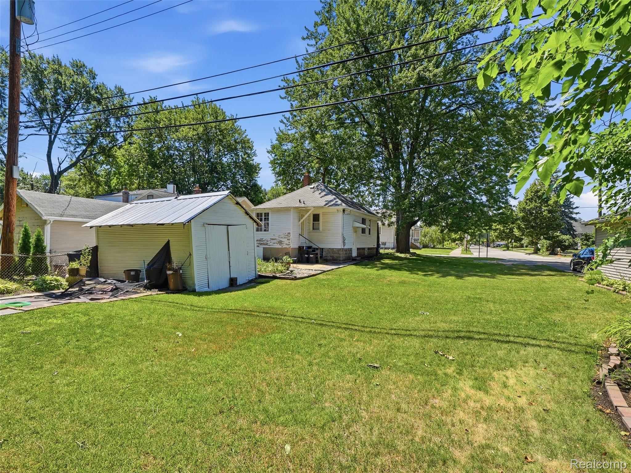 305 Renshaw Avenue Clawson, MI 48017 - Photo 4 of 37 10-DSC06437.jpg