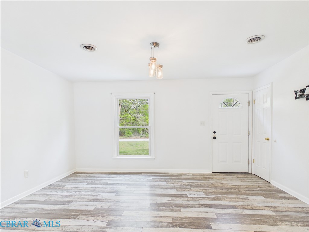 1014 Deerchase Road Saluda, VA 23149 - Photo 7 of 40 Living Room