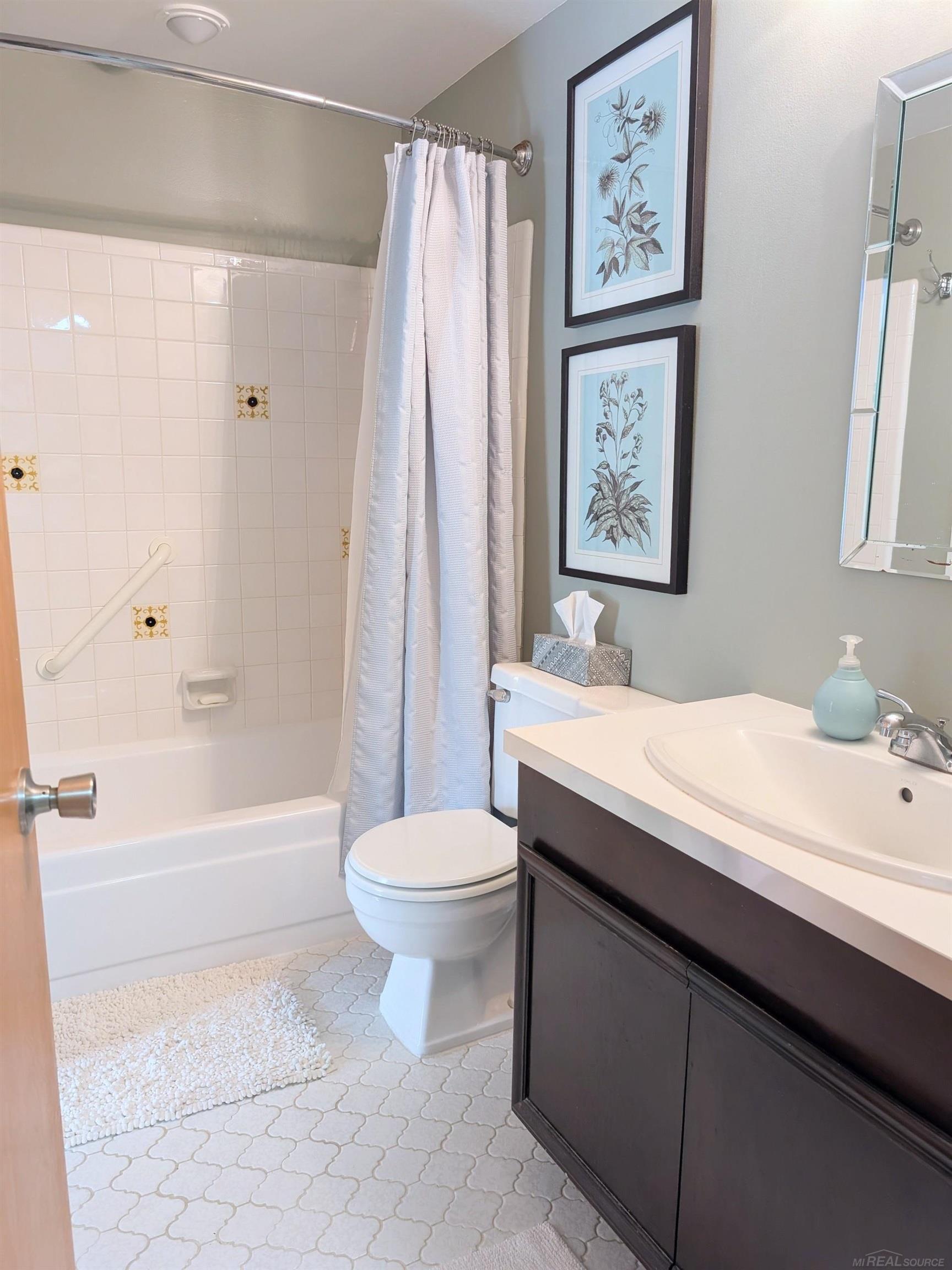 4476 15 Mile Road Sterling Heights, MI 48310 - Photo 24 of 43 Upstairs Full Bath