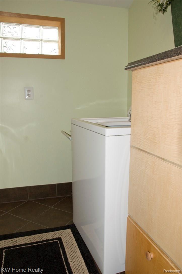 7755 Haley Road White Lake, MI 48383 - Photo 25 of 47 LAUNDRY