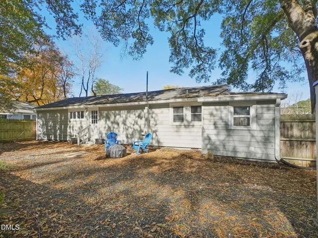 a view of a house with backyard