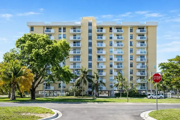 $2,100 | 2020 Northeast 135th Street, Unit 502, North Miami, FL 33181