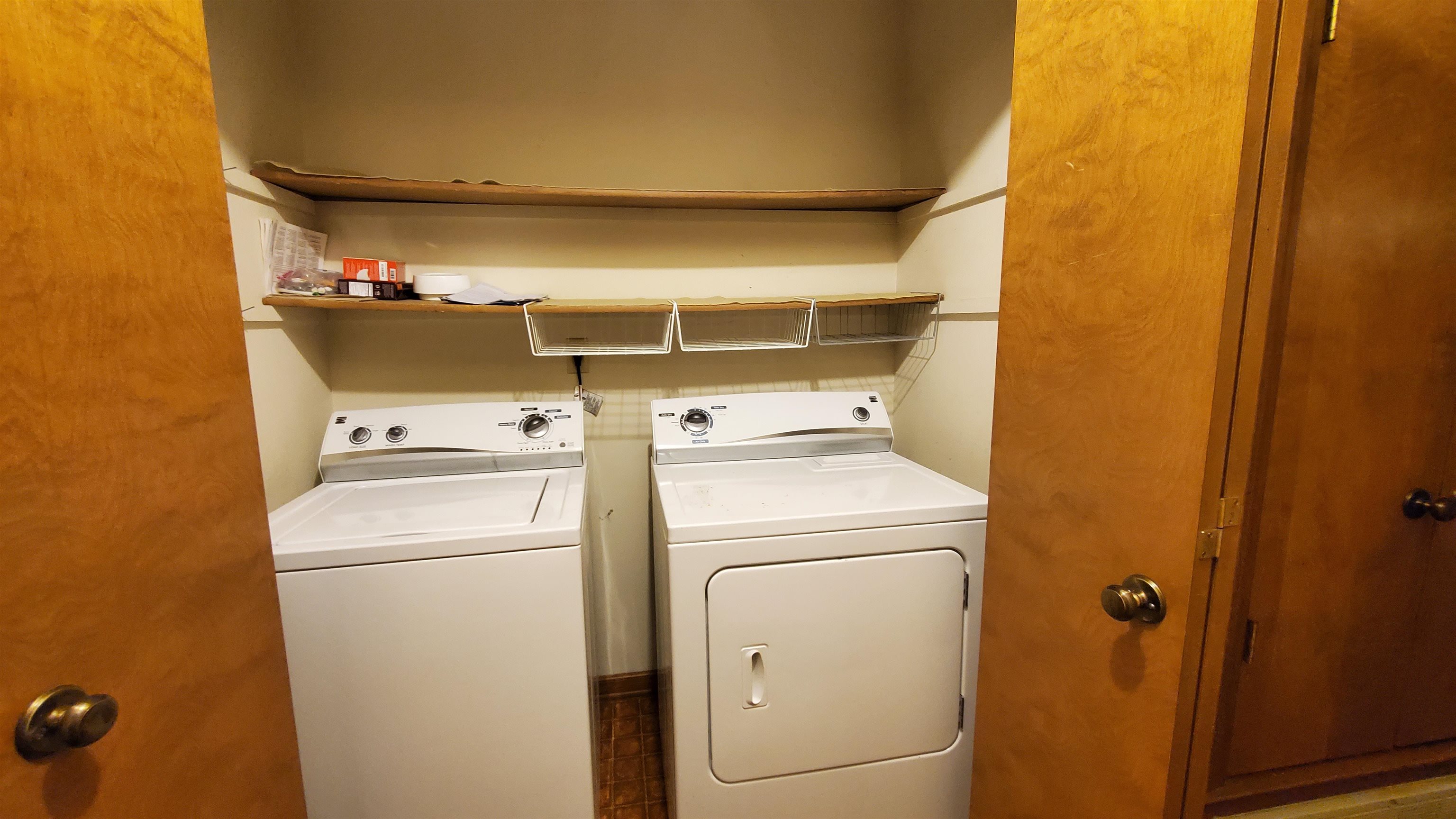 4192 Shadowfall Drive Memphis, TN 38141 - Photo 14 of 24 a utility room with dryer and washer