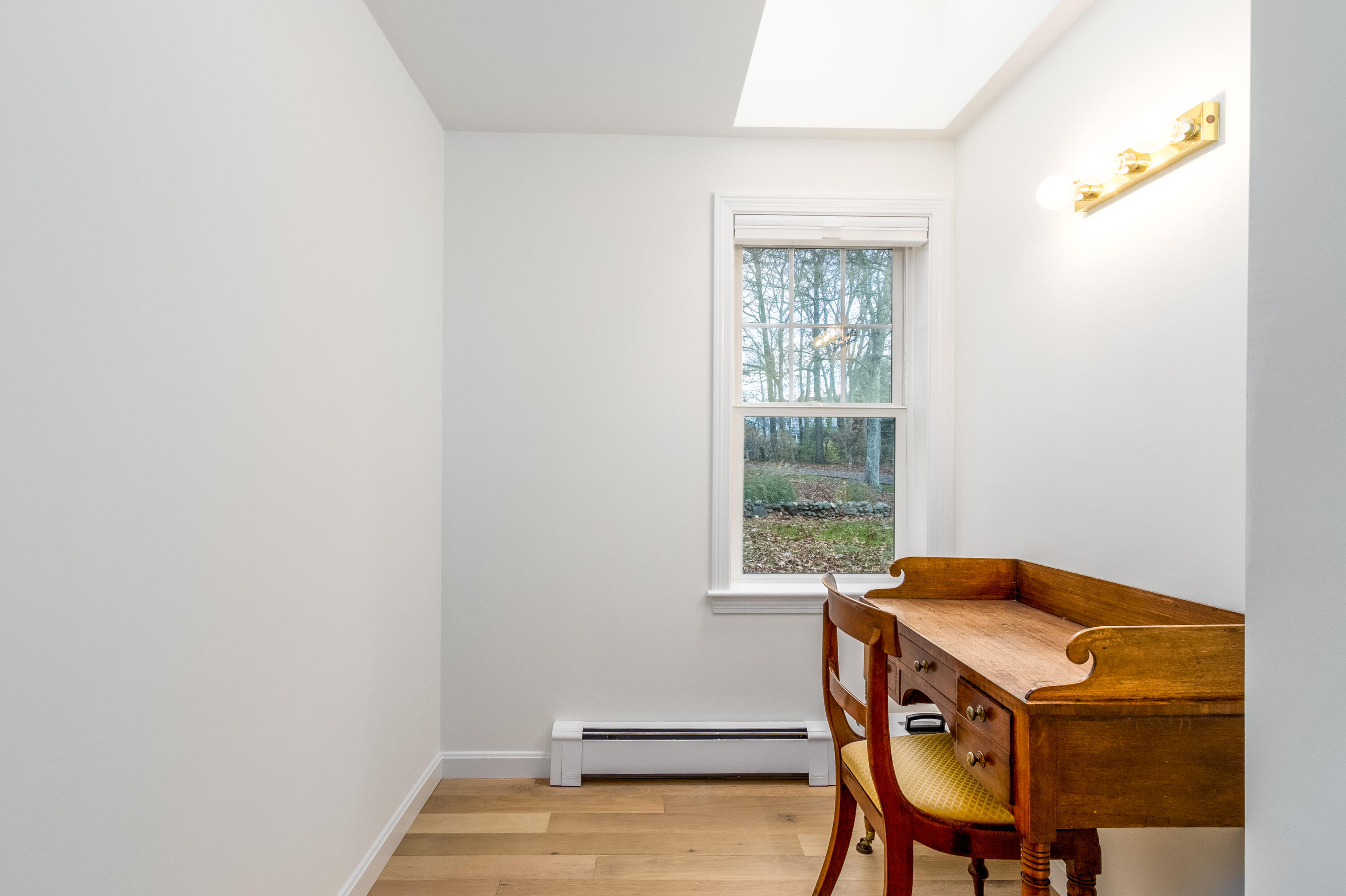 189 Dromoland Lane Barnstable, MA 02630 - Photo 21 of 40 a room with a window