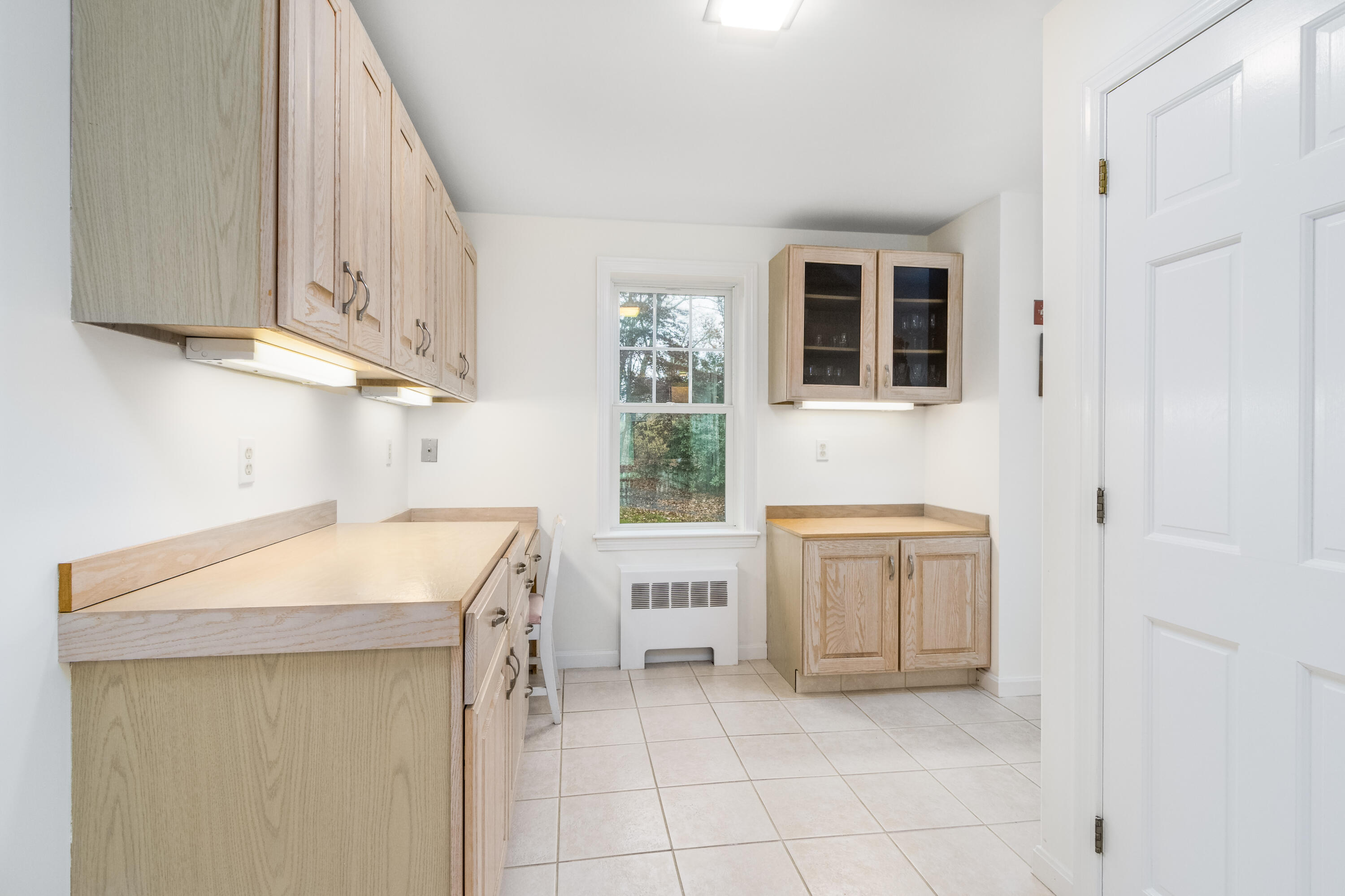 189 Dromoland Lane Barnstable, MA 02630 - Photo 10 of 40 a kitchen with a stove a sink and a refrigerator