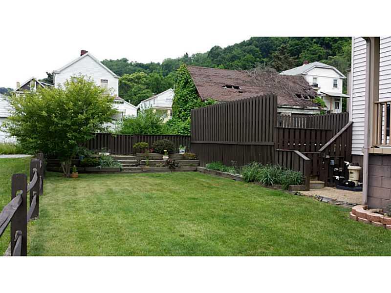 808 9th Street McKees Rocks, PA 15136 - Photo 4 of 23 Yard/Garden.