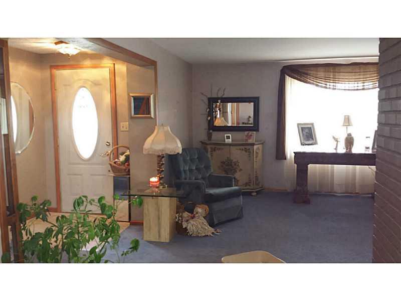 808 9th Street McKees Rocks, PA 15136 - Photo 7 of 23 Living Room.