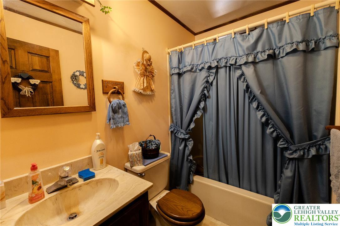 40 Locke Heights Road Bangor, PA 18013 - Photo 26 of 28 A well-appointed bath offers a functional vanity and a bathtub with shower.