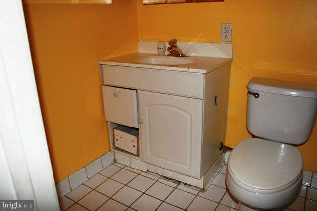 306 Raven Road Stephens City, VA 22655 - Photo 5 of 14 Bath in rear of family room