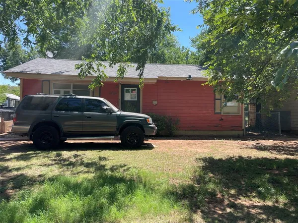 a view of a house with a back yard