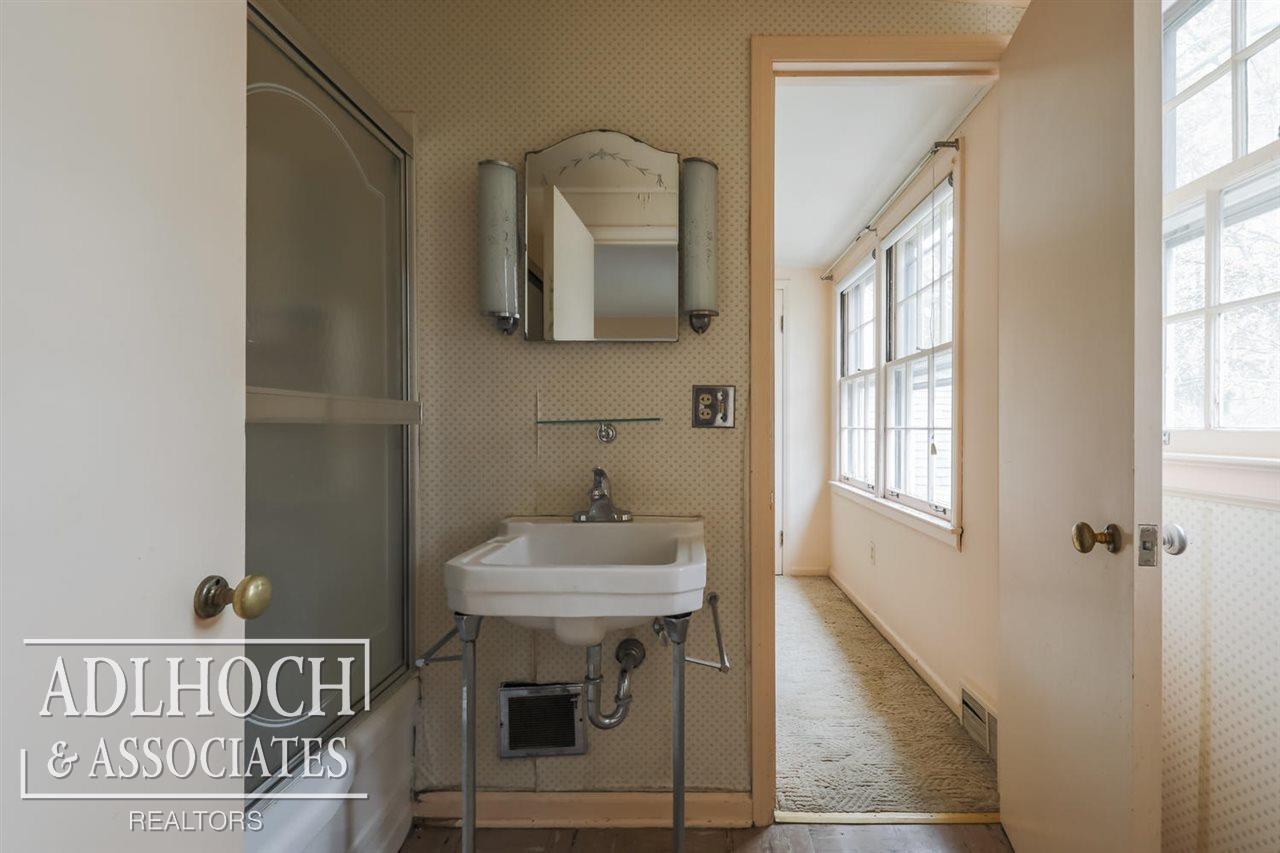 1037 Cadieux Road Grosse Pointe, MI 48230 - Photo 22 of 39 31378057-21.JPG