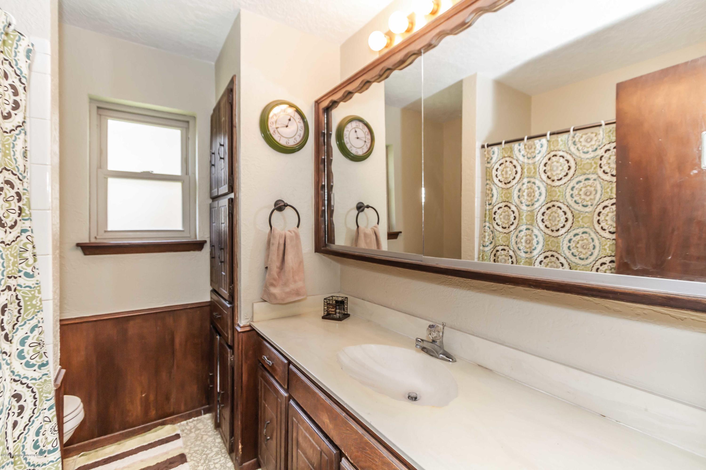 5205 South Milam Street Amarillo, TX 79110 - Photo 21 of 23 a bathroom with a sink and a mirror