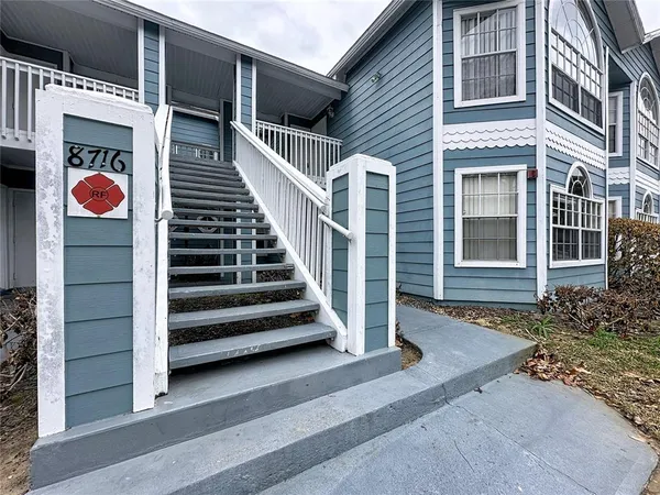 a view of entryway with a front door