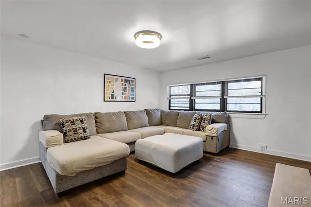 $225,000 | 28 Oakleigh Drive, Belleville, IL 62223