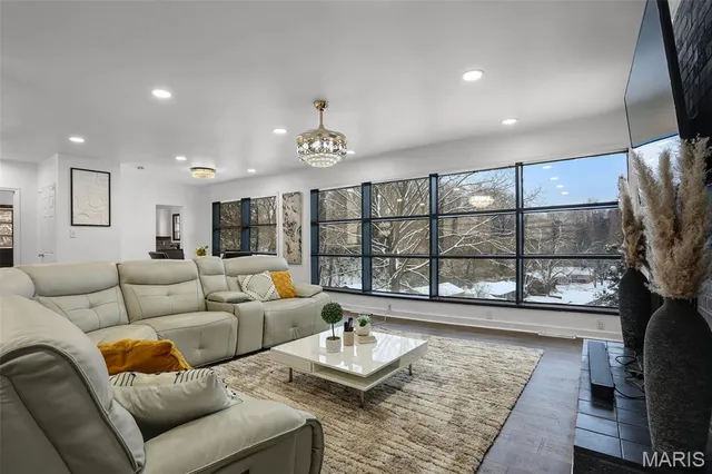 $225,000 | 28 Oakleigh Drive, Belleville, IL 62223