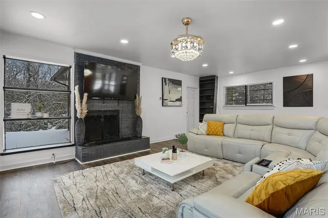 $225,000 | 28 Oakleigh Drive, Belleville, IL 62223