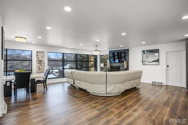 $225,000 | 28 Oakleigh Drive, Belleville, IL 62223