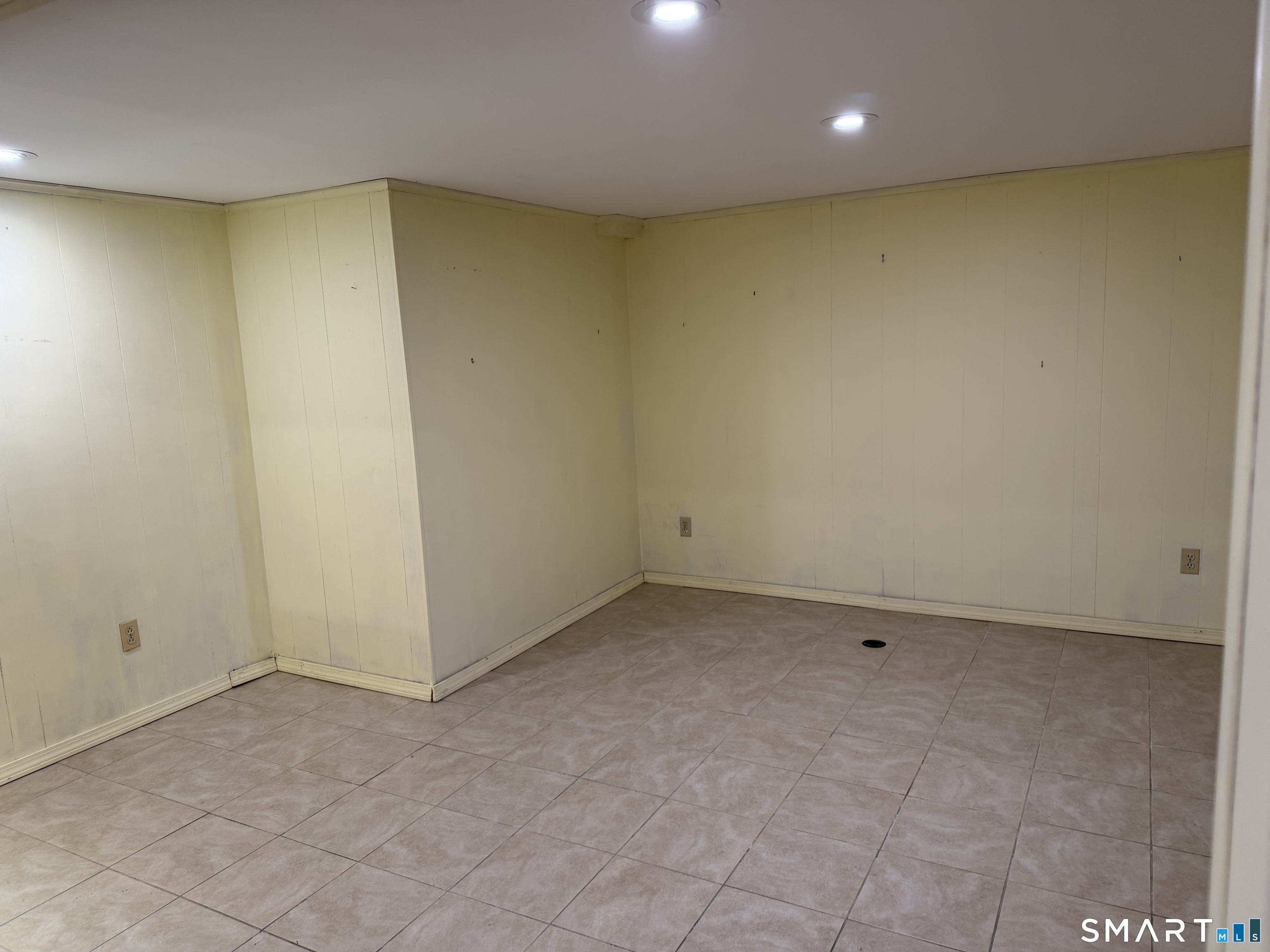 8 Reichelt Terrace Ansonia, CT 06401 - Photo 12 of 32