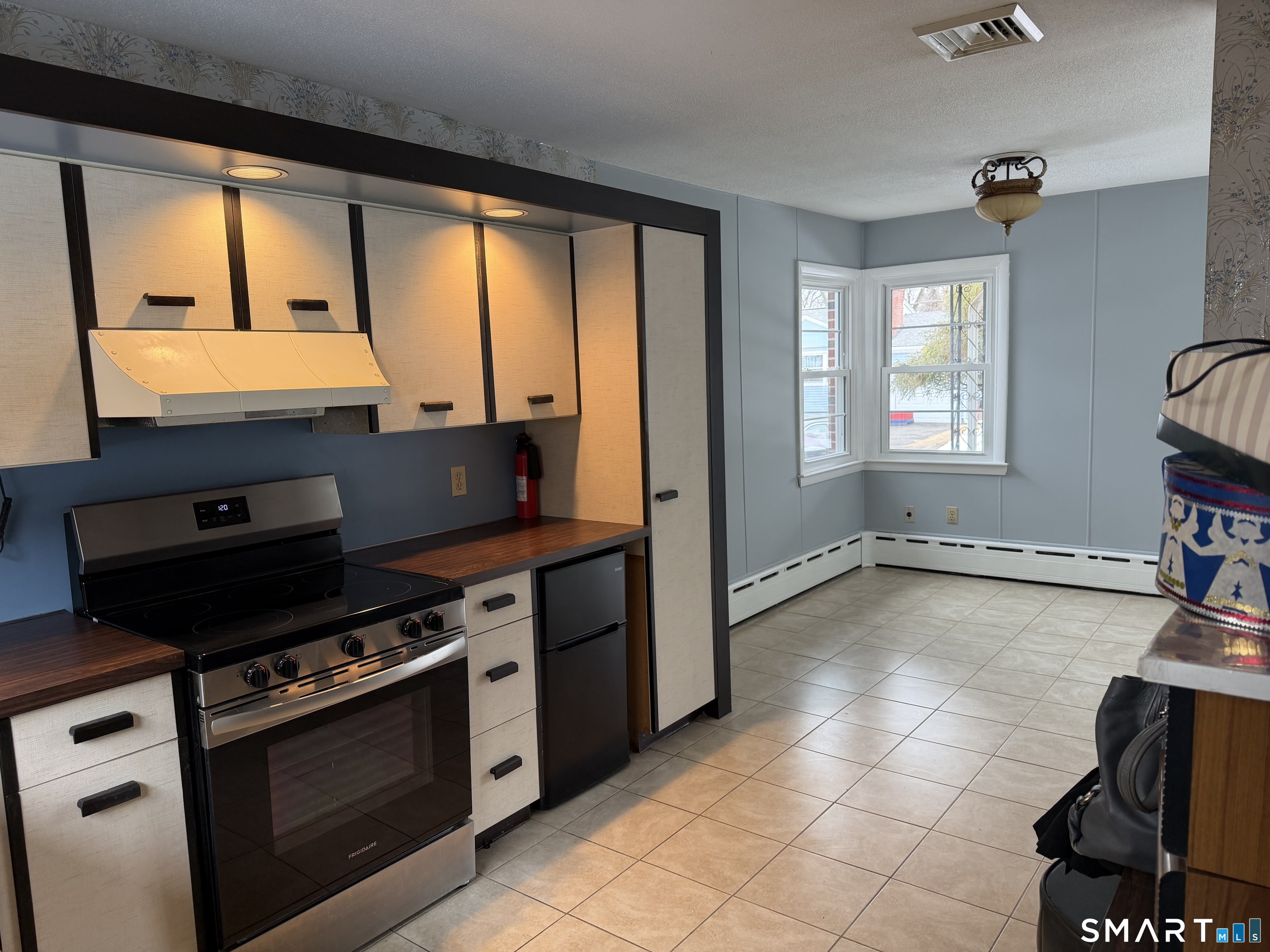 8 Reichelt Terrace Ansonia, CT 06401 - Photo 4 of 32