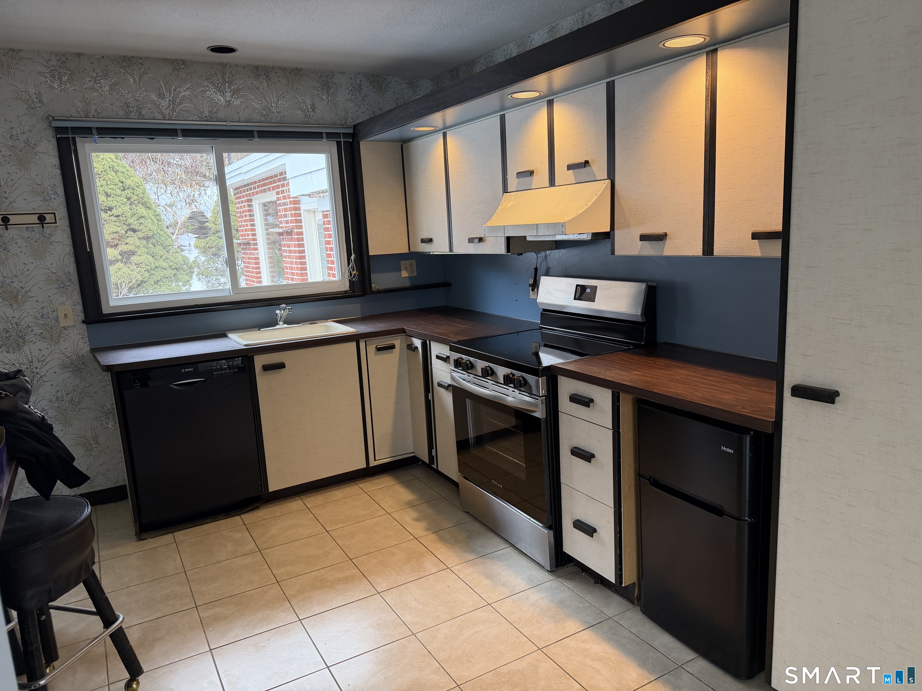 8 Reichelt Terrace Ansonia, CT 06401 - Photo 5 of 32