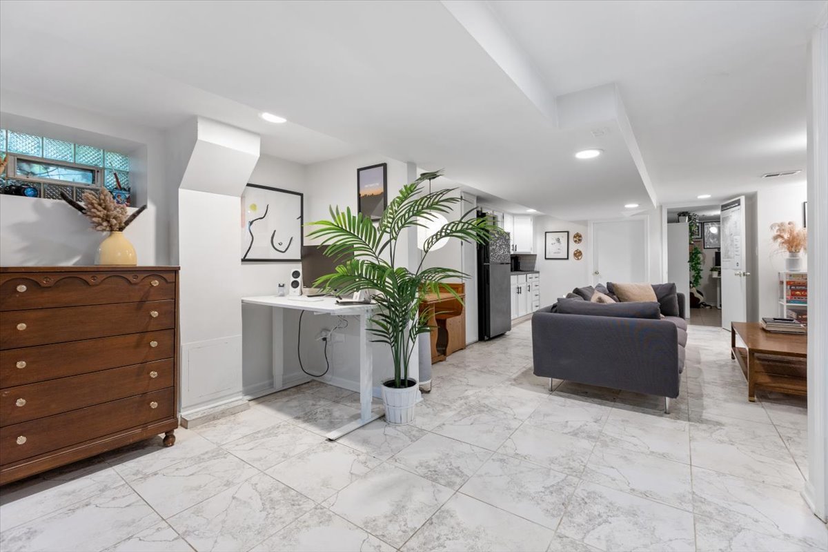 3328 North Ridgeway Avenue Chicago, IL 60618 - Photo 16 of 34 Gallery Image 16
