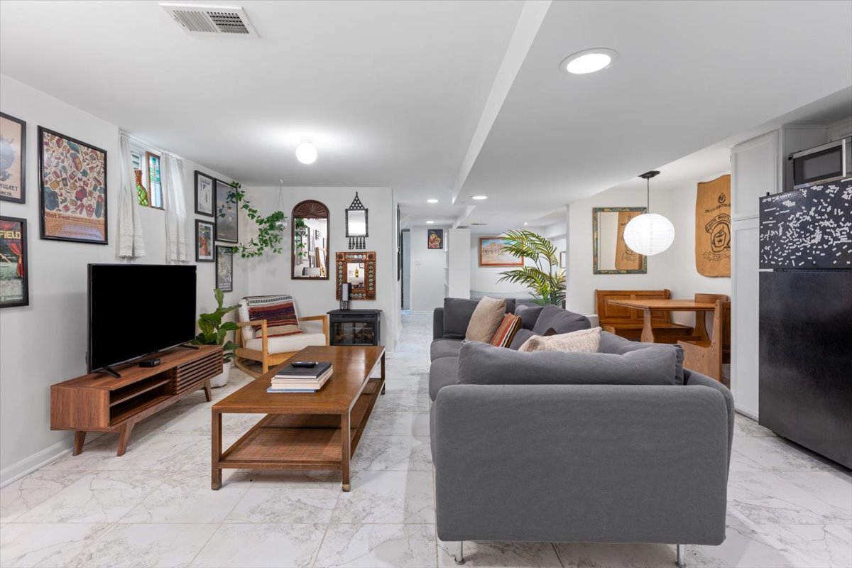 3328 North Ridgeway Avenue Chicago, IL 60618 - Photo 19 of 34 Gallery Image 19