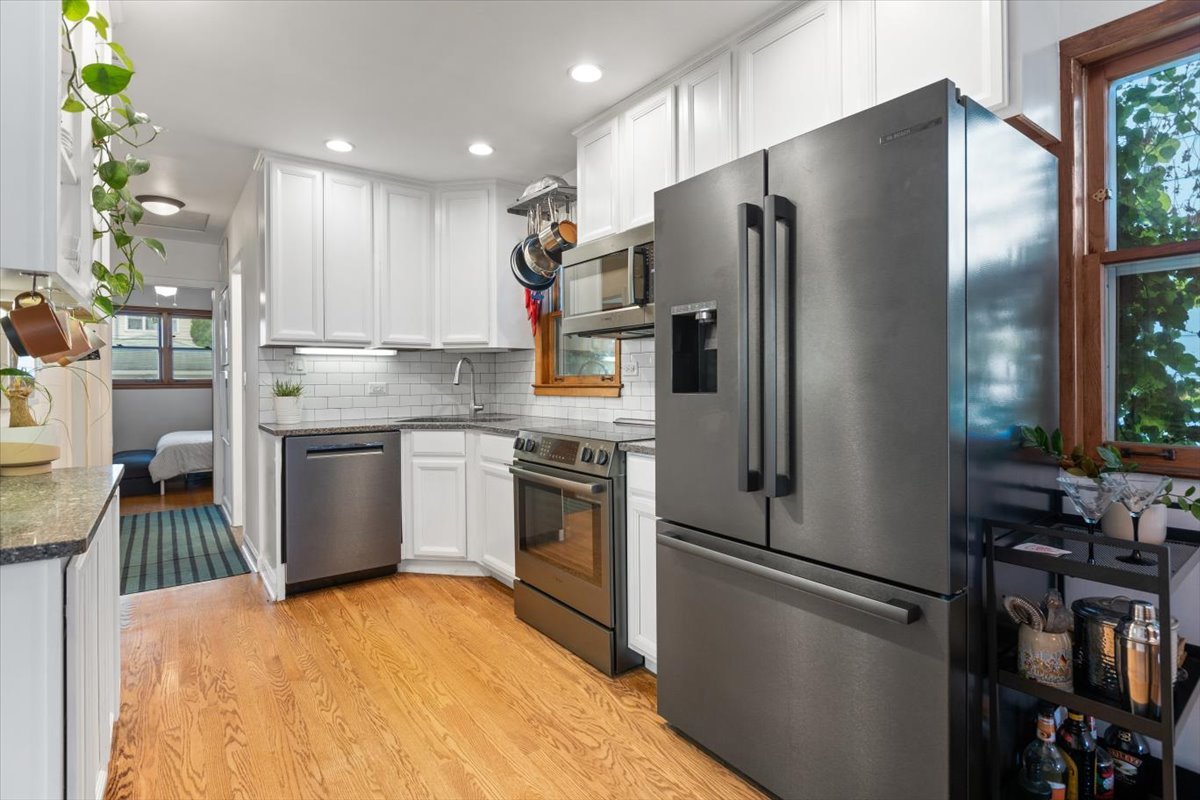 3328 North Ridgeway Avenue Chicago, IL 60618 - Photo 8 of 34 Gallery Image 8