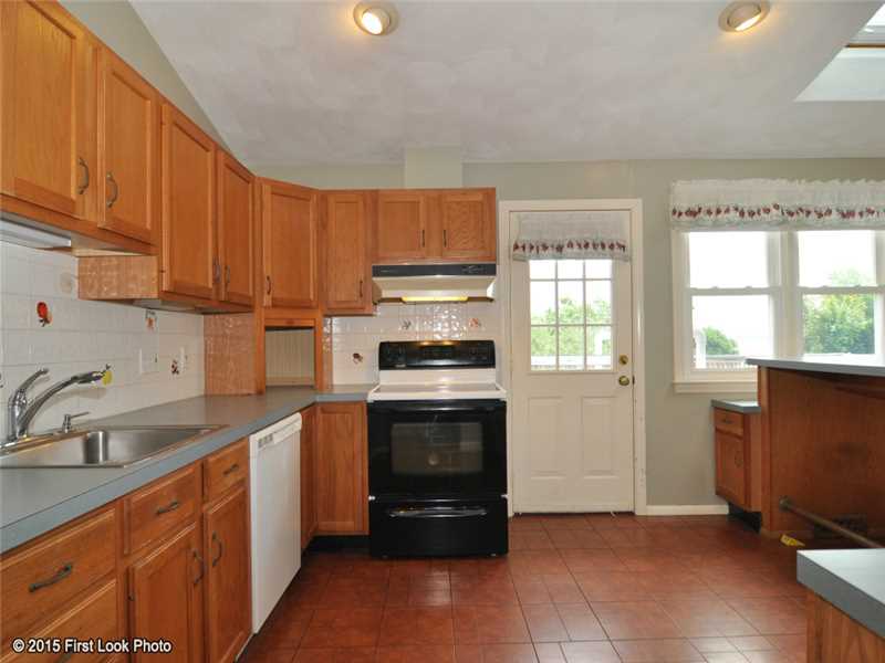 23 Seneca Road Portsmouth, RI 02871 - Photo 3 of 25 Kitchen.
